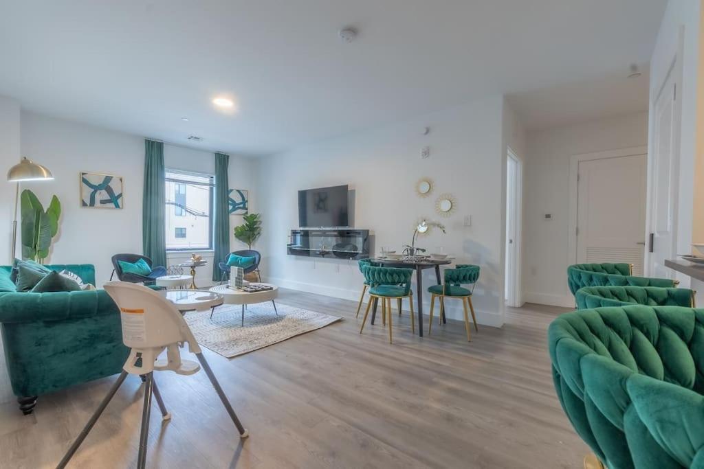 Spacious Airport Suite: Two-Bedroom Comfort with Laundry Orange Exterior photo