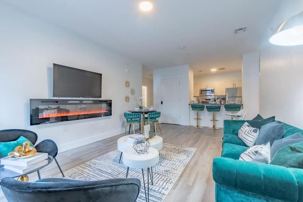 Spacious Airport Suite: Two-Bedroom Comfort with Laundry Orange Exterior photo