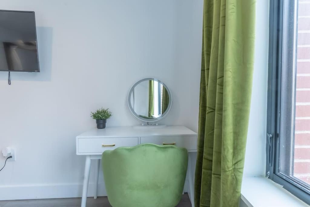 Spacious Airport Suite: Two-Bedroom Comfort with Laundry Orange Exterior photo