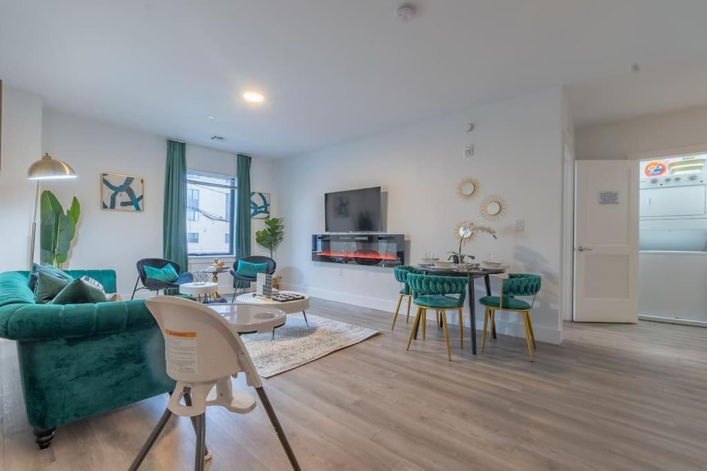 Spacious Airport Suite: Two-Bedroom Comfort with Laundry Orange Exterior photo