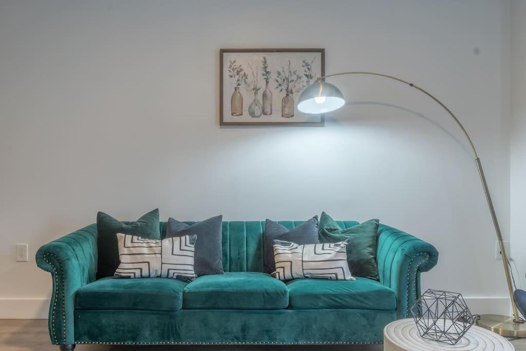 Spacious Airport Suite: Two-Bedroom Comfort with Laundry Orange Exterior photo