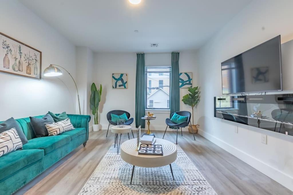 Spacious Airport Suite: Two-Bedroom Comfort with Laundry Orange Exterior photo