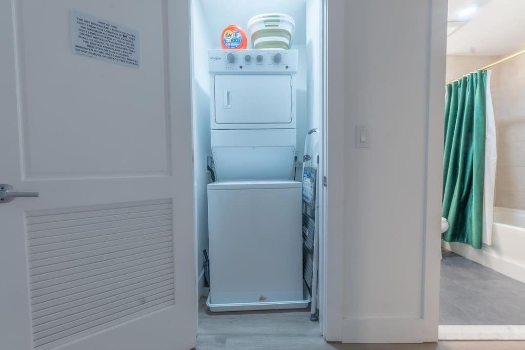 Spacious Airport Suite: Two-Bedroom Comfort with Laundry Orange Exterior photo