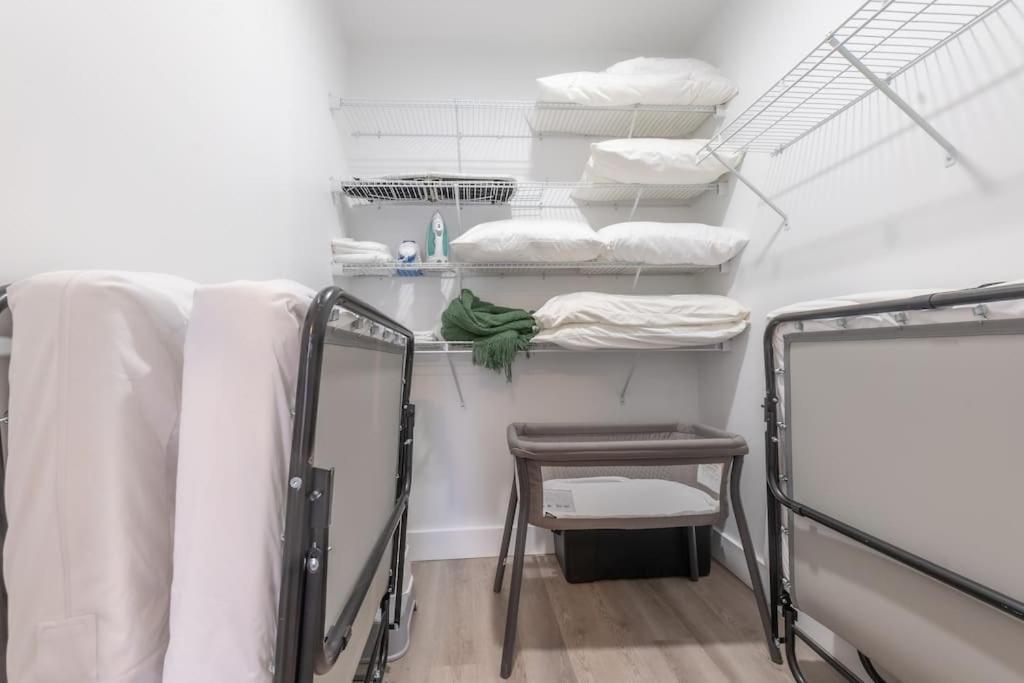 Spacious Airport Suite: Two-Bedroom Comfort with Laundry Orange Exterior photo