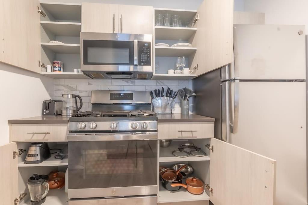 Spacious Airport Suite: Two-Bedroom Comfort with Laundry Orange Exterior photo