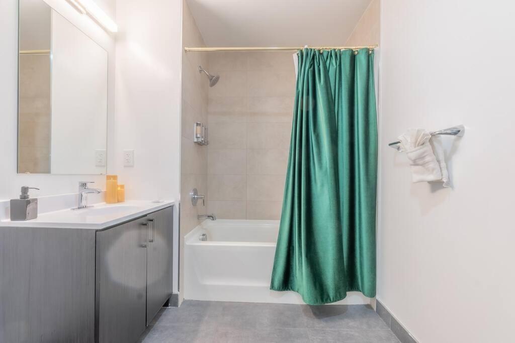 Spacious Airport Suite: Two-Bedroom Comfort with Laundry Orange Exterior photo