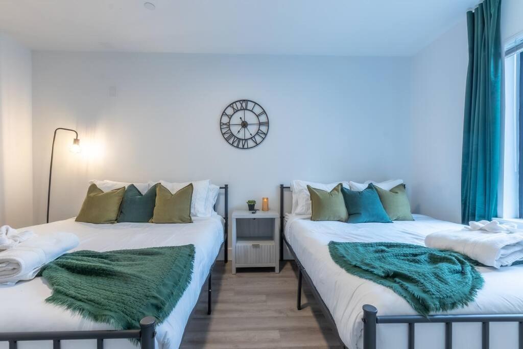 Spacious Airport Suite: Two-Bedroom Comfort with Laundry Orange Exterior photo